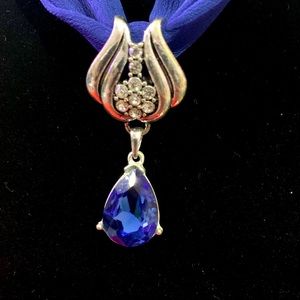 Pendant with a set of chockers